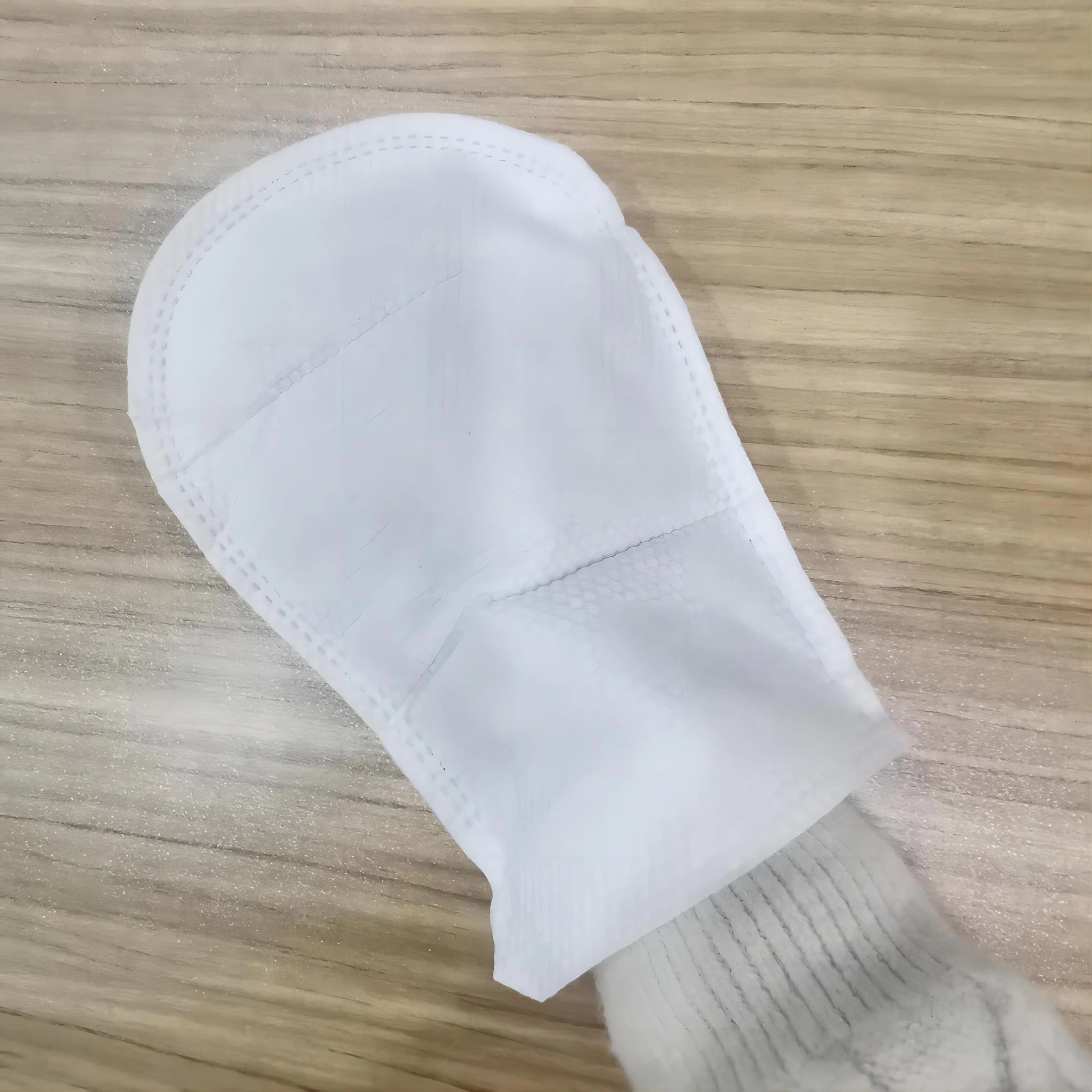 China Nasse Einweg-Waschhandschuhe aus Vlies-Spunlace-Reinigung für Krankenhäuser Hersteller