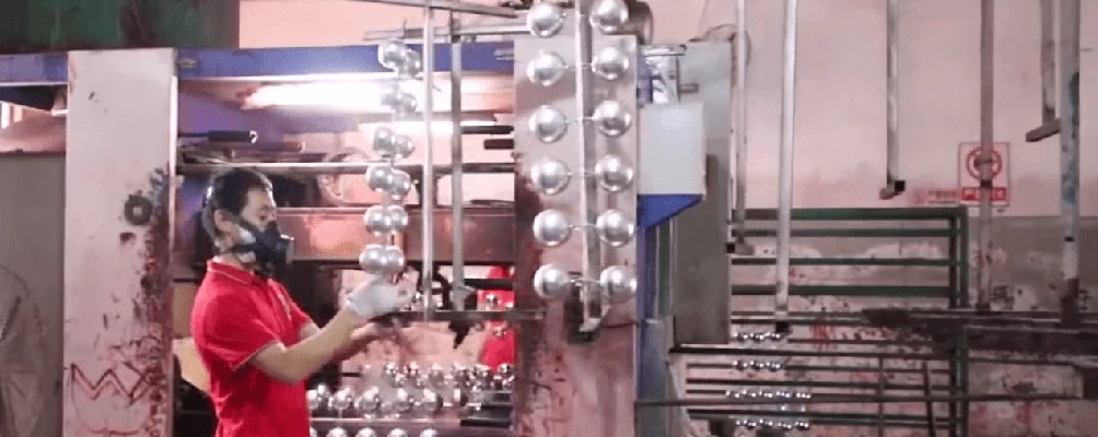 Hoe een kerst bal wordt gemaakt. Handcraft.China fabriek