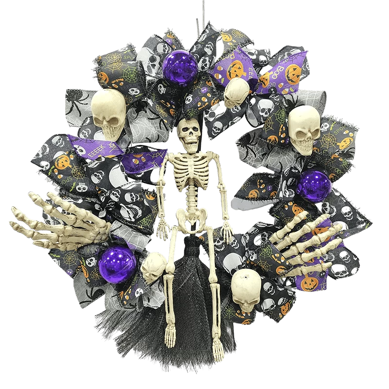 China Senmasine 24 Zoll gruseliger gruseliger Handkopf-Skelett-Halloween-Kranz mit lila Kugel, schwarzen Schleifen und großem Besen Hersteller