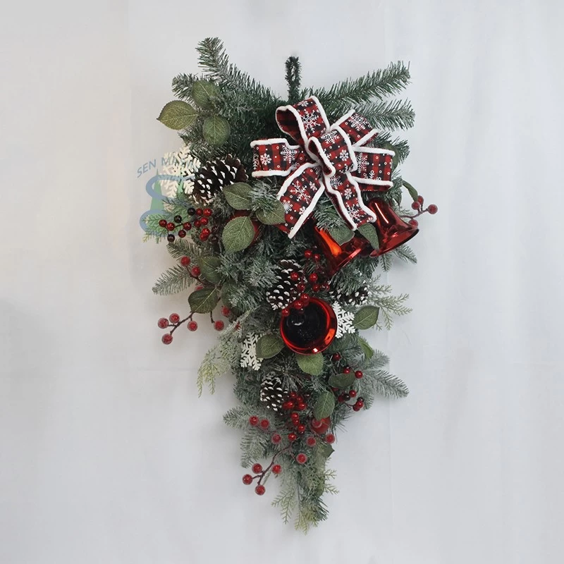 porcelana Corona navideña Senmasine de 30 pulgadas con aguja de pino artificial, piñas de PVC, patrón de copo de nieve, lazos y campana fabricante