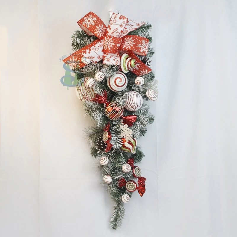 porcelana Corona de Navidad Senmasine de 30 pulgadas con adornos de caramelo, bola, diseño de copo de nieve, lazos, piñas, nieve, rama de pvc artificial fabricante