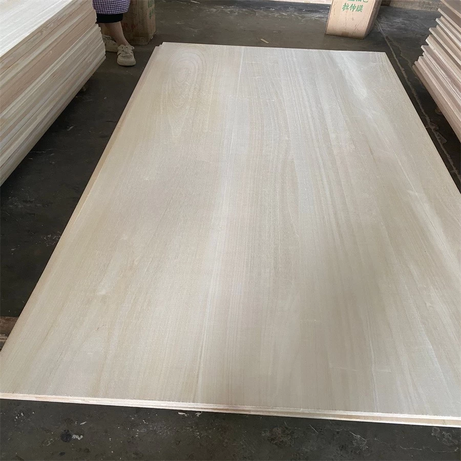 Chine Panneaux collés à bord en paulownia de 14 mm d'épaisseur pour les planches de fabrication des cercueils fabricant