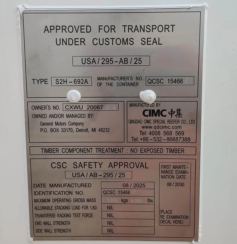 Container identification showing CXWU numbers and width specifications of 3.05M