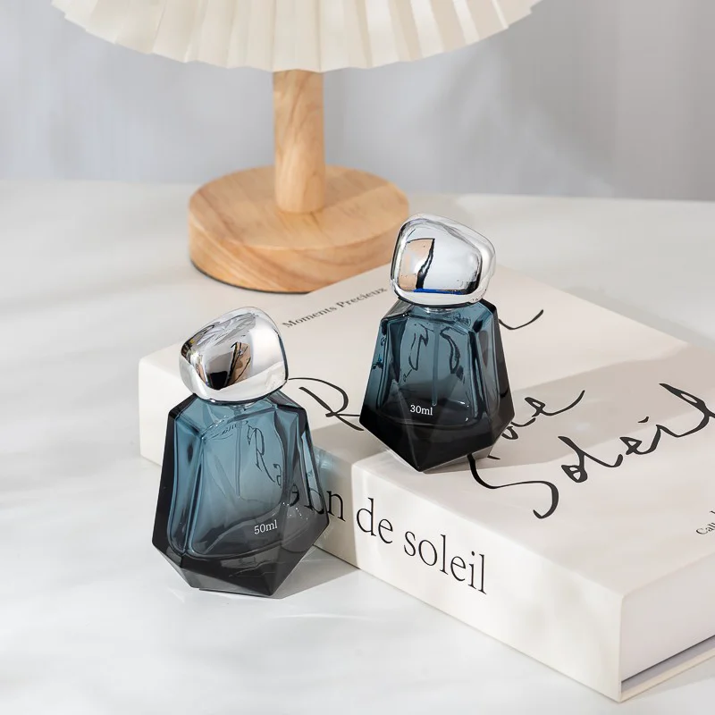 Unique Shape Thick Bottom Glass 30ml Perfume Glass Bottle with Silver Cap