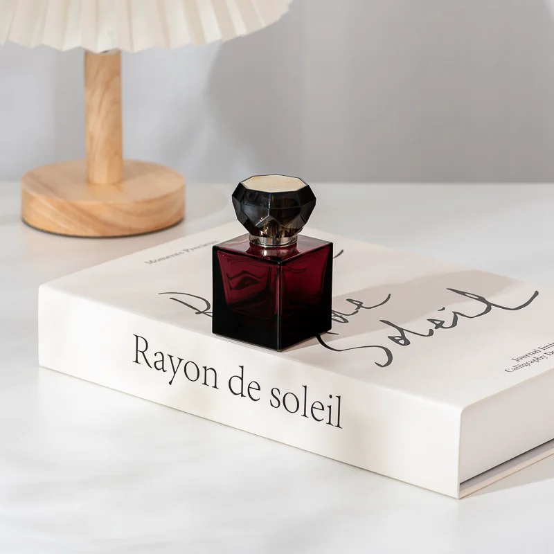 Wholesaling Luxury Dark Red Square Glass Perfume Bottle with Unique Lid