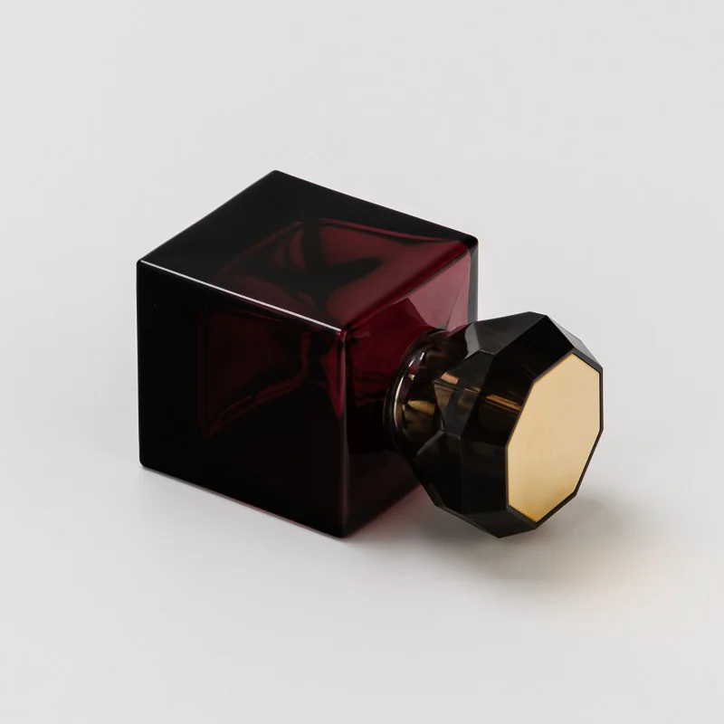 Wholesaling Luxury Dark Red Square Glass Perfume Bottle with Unique Lid