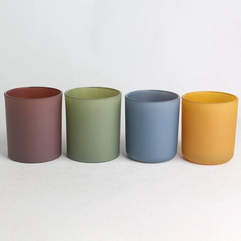 China Zylindrisches, mattiertes, undurchsichtiges Sprühglas-Duftkerzenglas in Muti-Farben Hersteller
