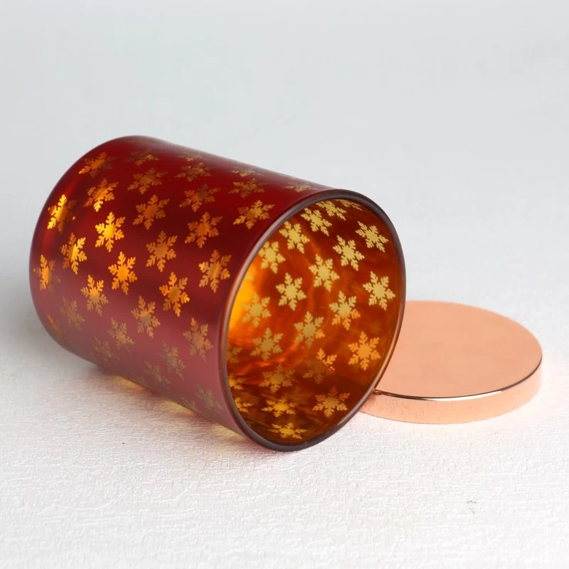 Cina barattolo di candela in vetro rosso e dorato con motivo a fiocchi di neve cavi al laser opaco color spray elettrolitico con coperchio produttore
