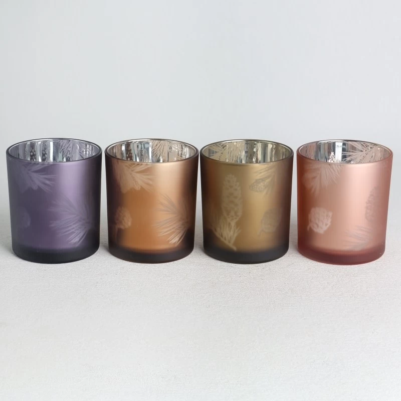 Chine Pot de bougie en verre avec couvercle, pulvérisation électrolytique, couleur opaque, motif de plumes creuses, rouge et doré fabricant