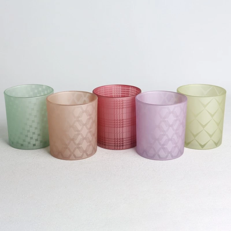 porcelana Tarro de vela de vidrio con patrón hueco láser de color en aerosol con tapa, juego de 5 fabricante