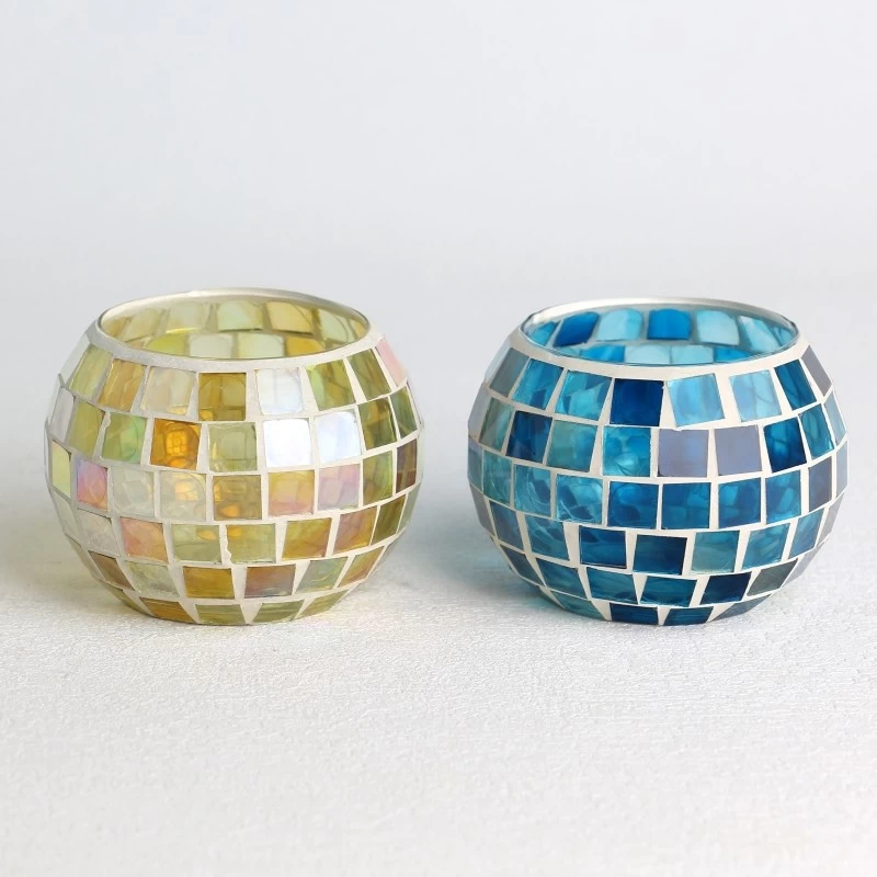 porcelana Venta al por mayor mosaico de vidrio superficie patrón de ladrillo forma redonda vela tarro azul amarillo fabricante