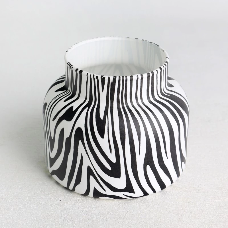 China Frasco de tinta com acabamento em transferência de água em forma de frasco de vela de vidro com padrão zebra fabricante
