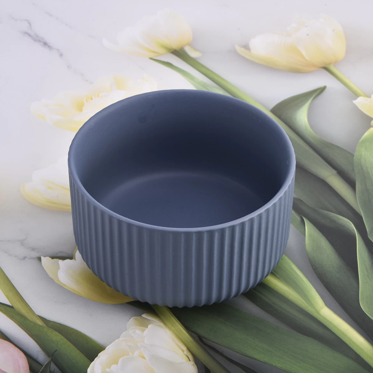Guci lilin hitam keramik bergaris dengan warna hitam matte