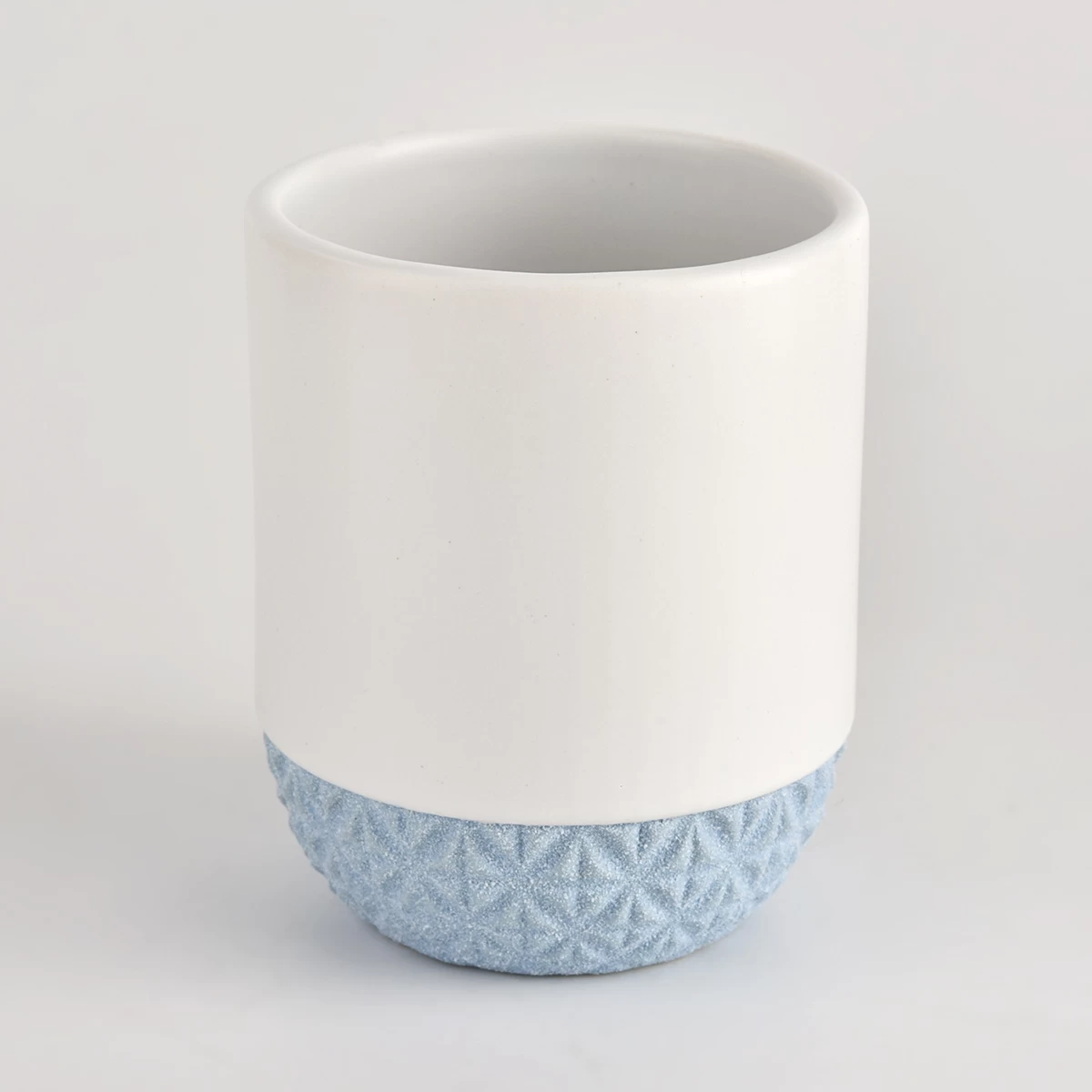 Matte color ceramic candle containers and lids with emboss pattern