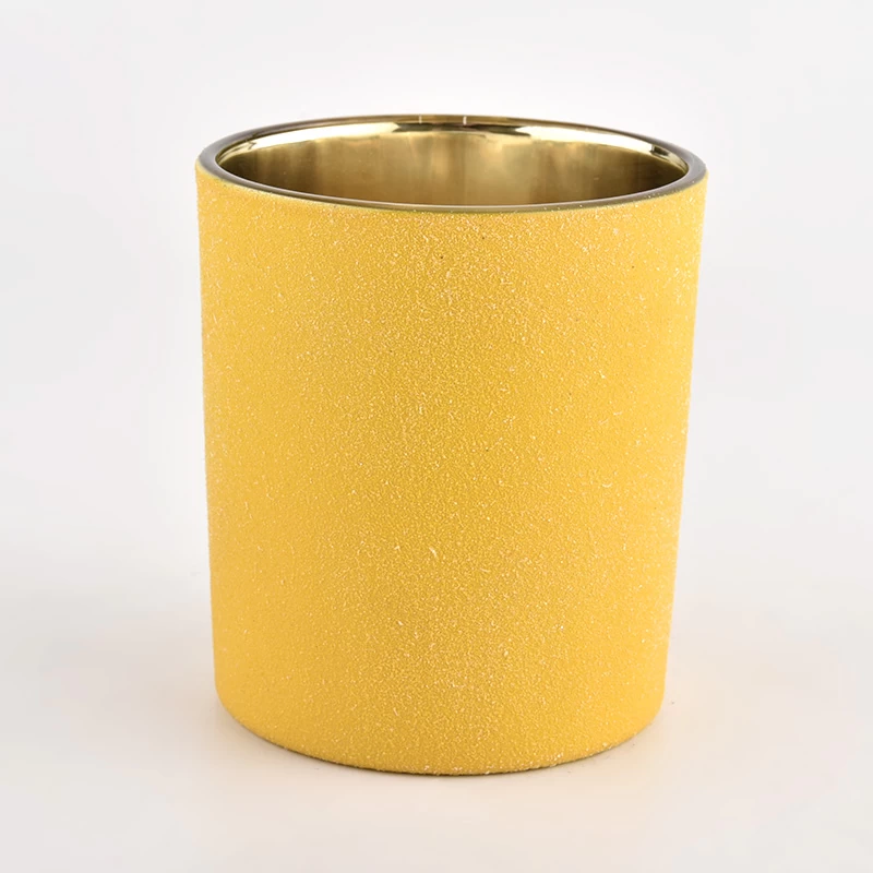 Chine Bougie en verre de 7 oz finition sable jaune récipient de bougie en verre avec intérieur doré fabricant