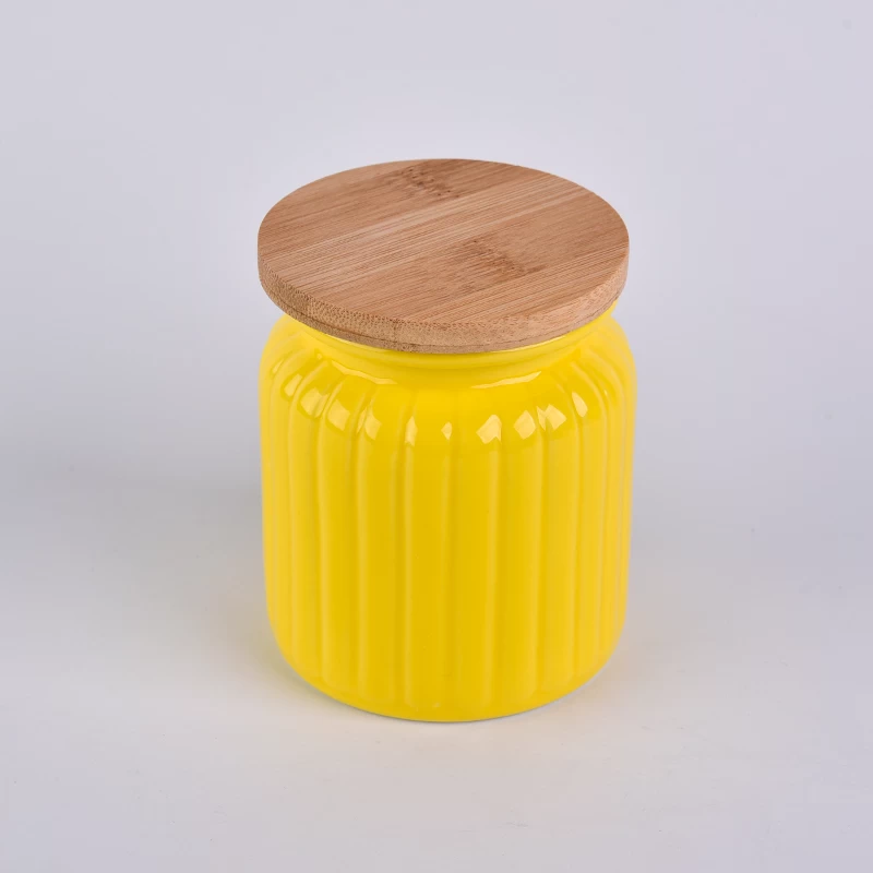 Žuta keramička posuda za svijeće s poklopcem od bambusa