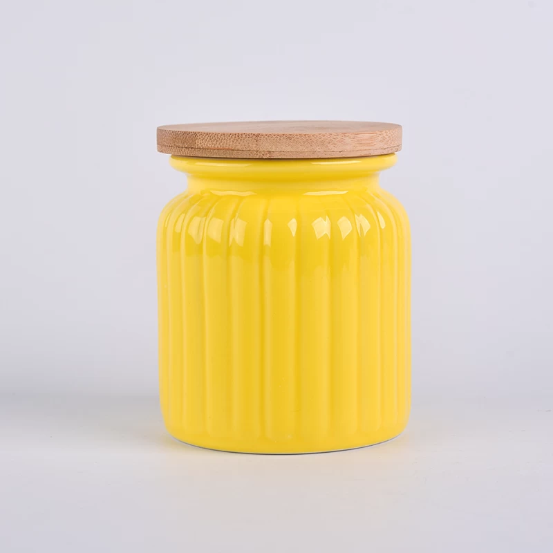 Žuta keramička posuda za svijeće s poklopcem od bambusa
