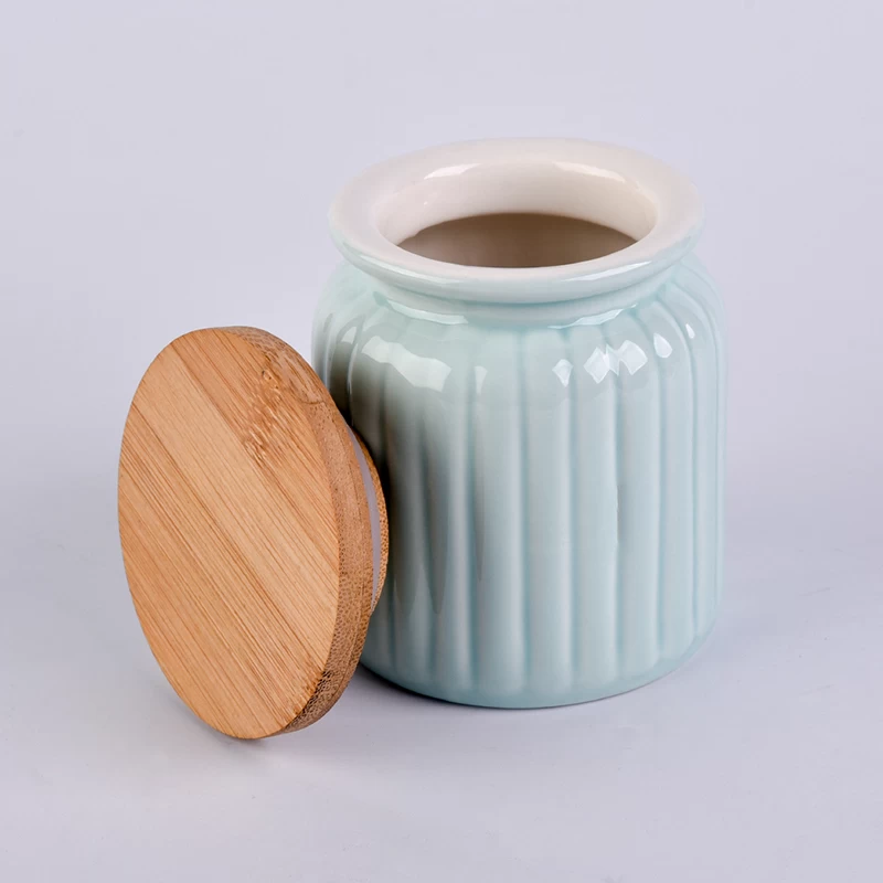 Bougie en céramique bleue avec couvercle en bambou