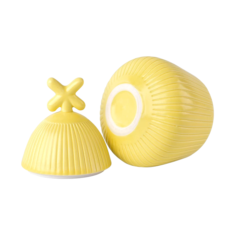Borcane de lumânări din ceramică mată de lux de 9 oz, cu capac, design în formă de V