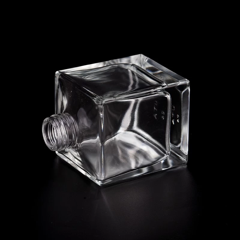 Newly design luxury square shape 200ml glass bottle for home deco