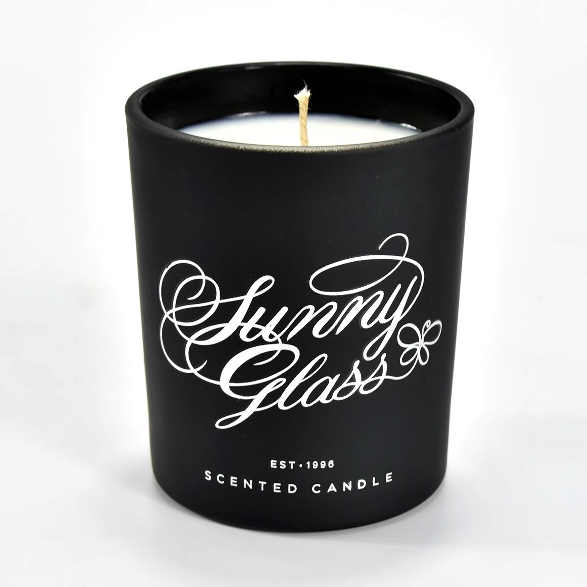 Individuelles Geschenkset aus schwarzen Kerzenhaltern aus Glas und einer Diffusorflasche aus schwarzem Glas