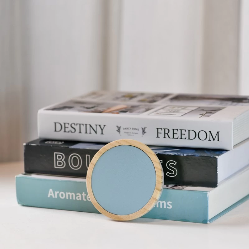 luxury wood candle lid with blue decoration