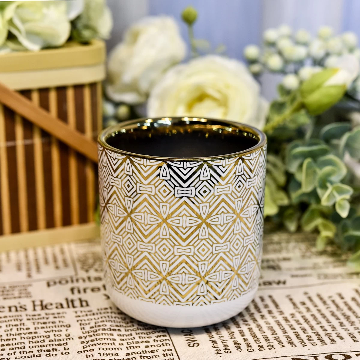 10oz white ceramice with full around gold artwork candle jar