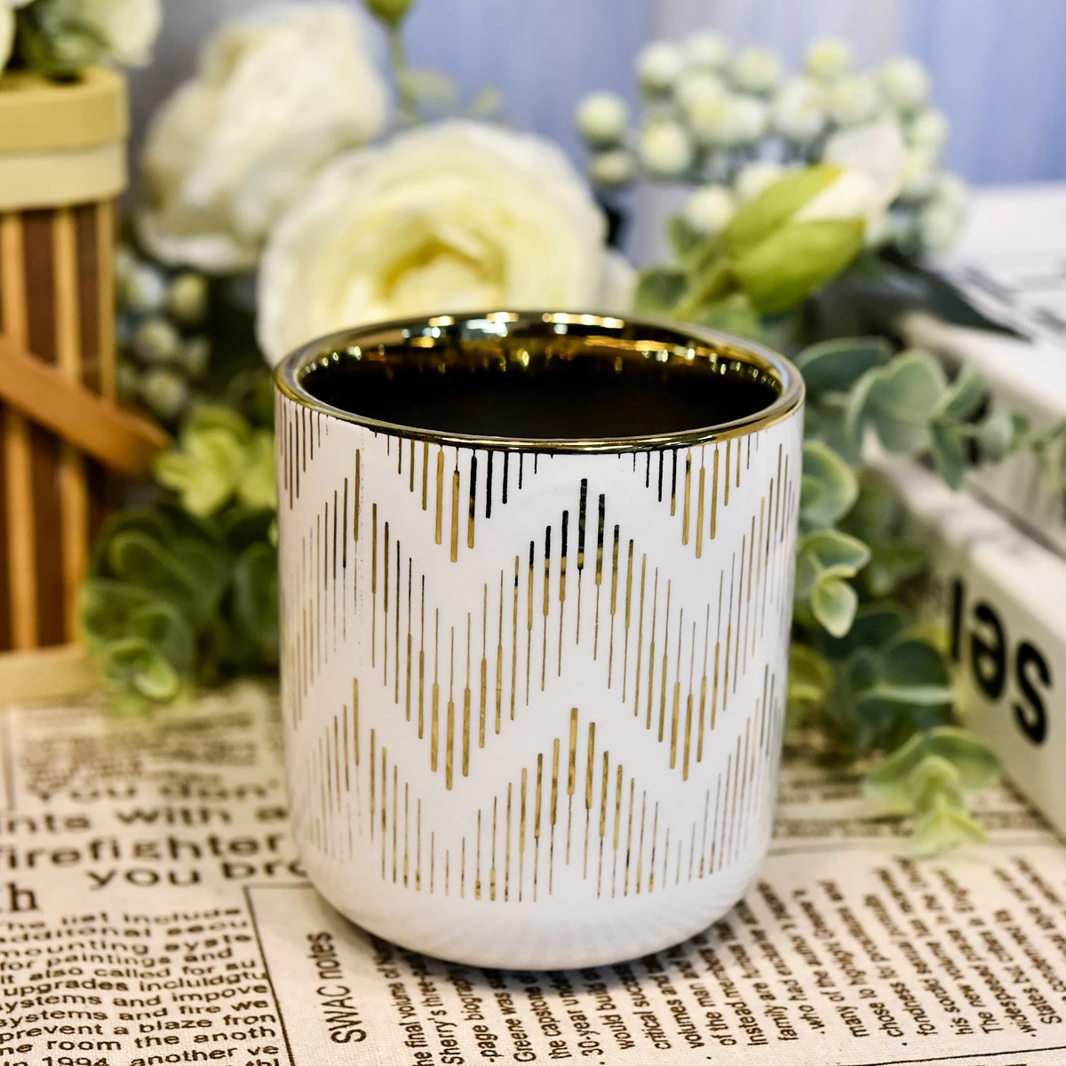 10oz white ceramic candle jar with gold artwork electroplating
