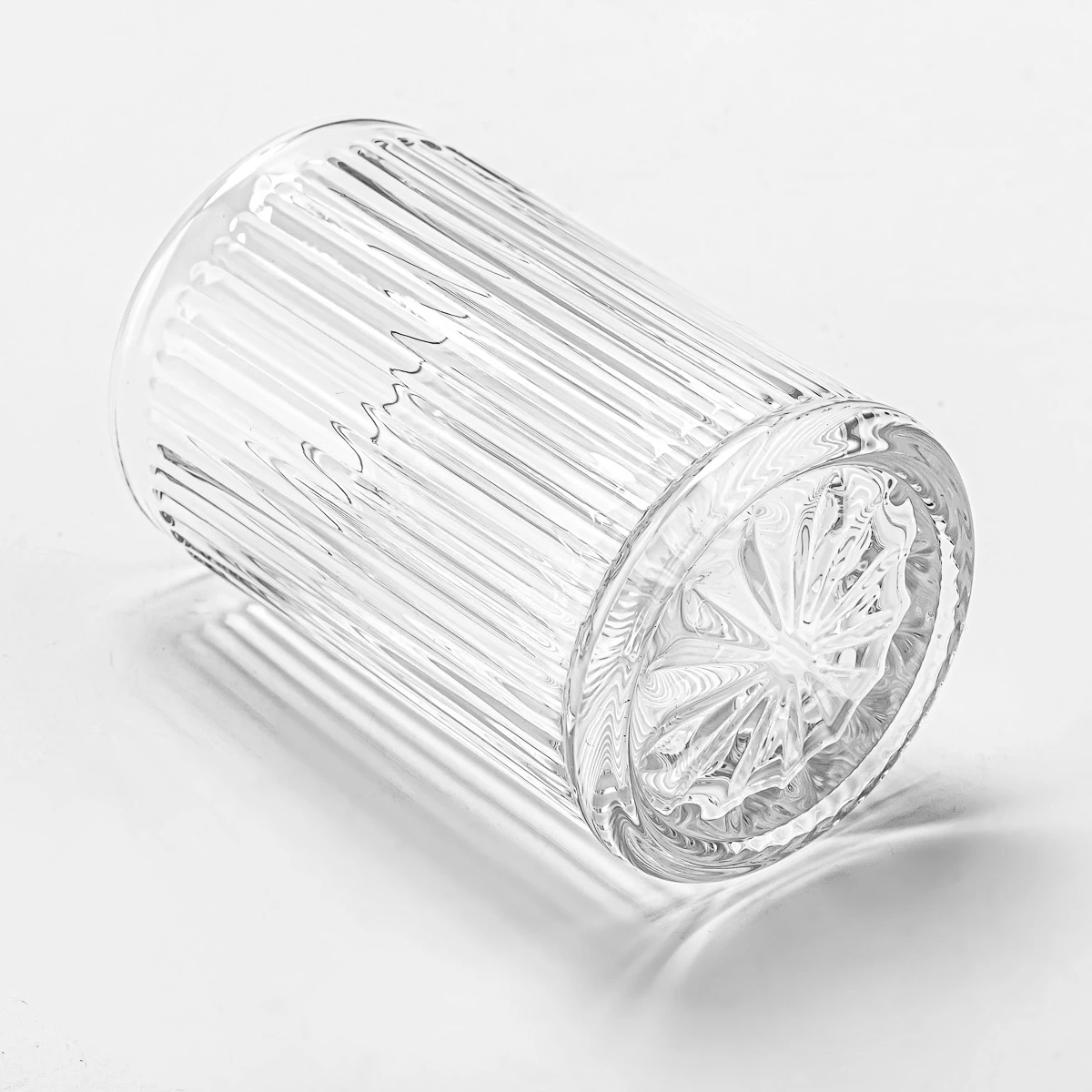 hjemmeinnredning striper lysestake i glass