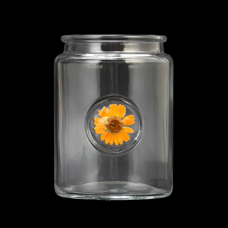 Cacisa i-jar yeglasi yeglasi yeglasi ngentyatyambo eyomileyo eqhotyoshelwe eludongeni lweglasi