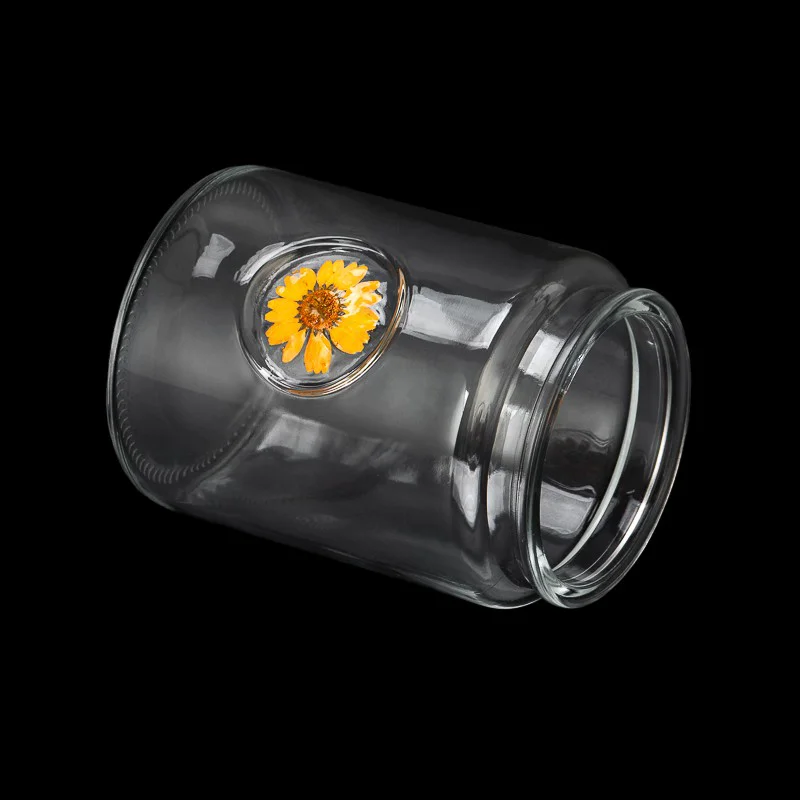 Cacisa i-jar yeglasi yeglasi yeglasi ngentyatyambo eyomileyo eqhotyoshelwe eludongeni lweglasi