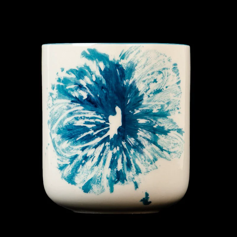 bijela i plava keramička posuda za svijeće od 11oz