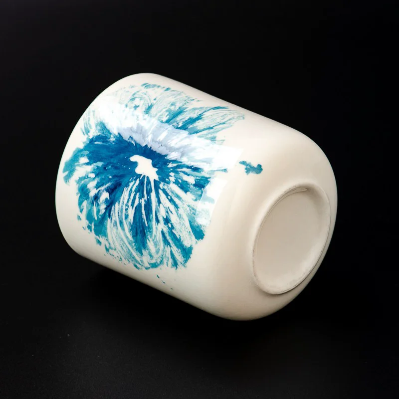 bijela i plava keramička posuda za svijeće od 11oz