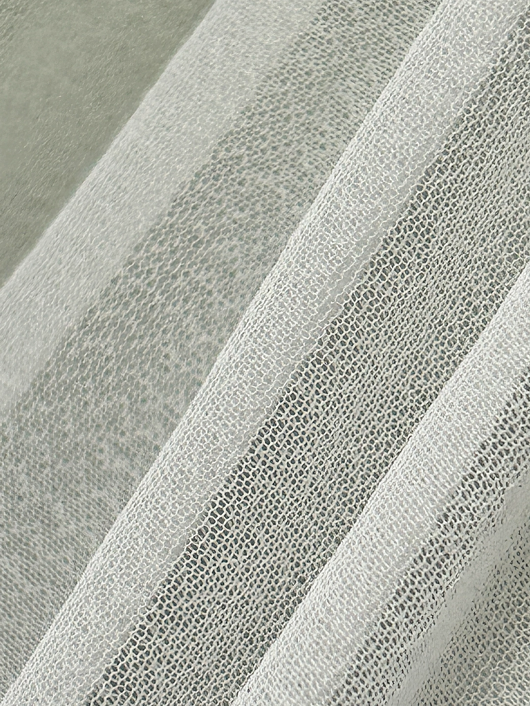 Pourquoi les décolletés des pulls en tricot s’étirent-ils après le lavage ?