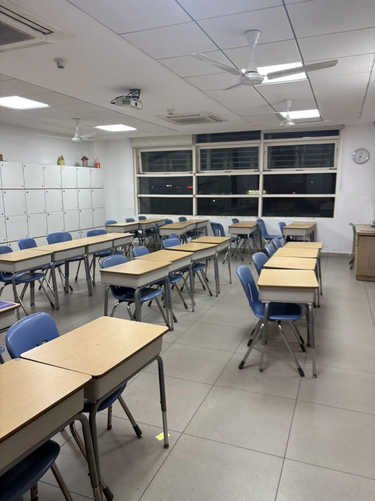 新加坡的“热带适应”：抗菌防潮课桌椅如何应对炎热潮湿的气候