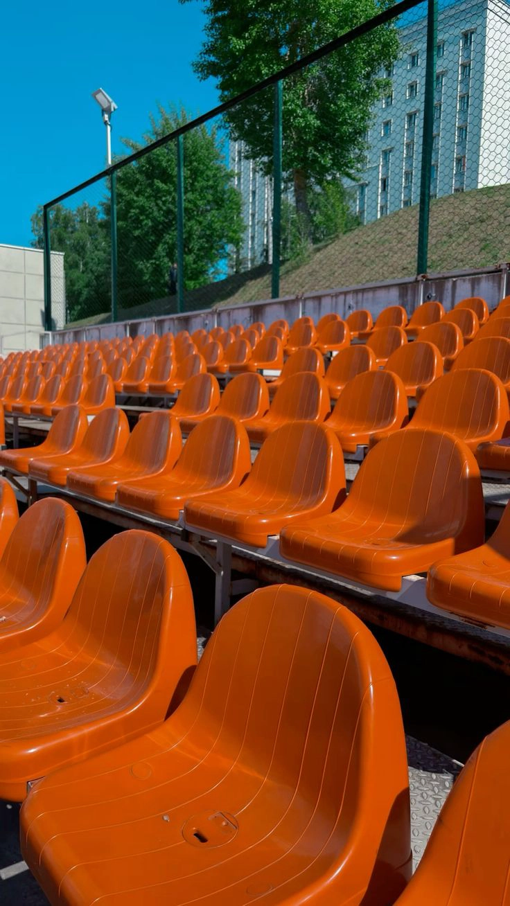 英国在顶级联赛中重新引入站立座位，新的体育场椅设计平衡了安全性和球迷体验