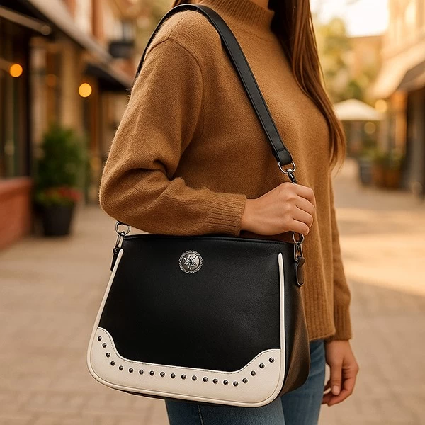 A versatile choice: a simple black handbag that creates an effortless sense of luxury A versatile choice: a simple black handbag that creates an effortless sense of luxury