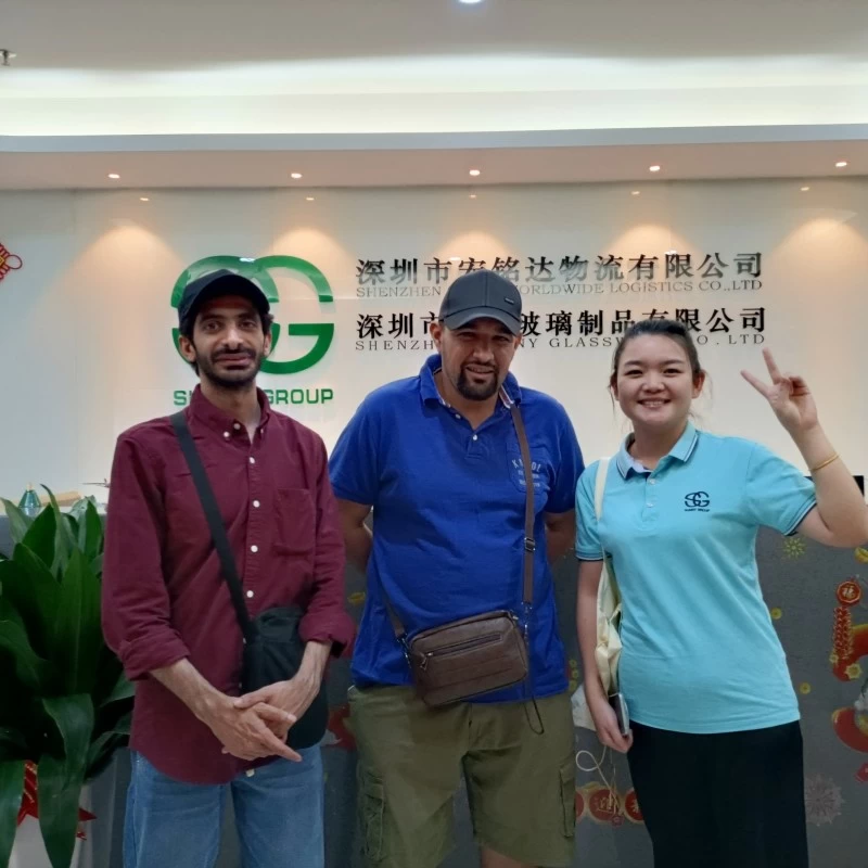 Navire de fret de porte à la porte de la Chine à Dammam