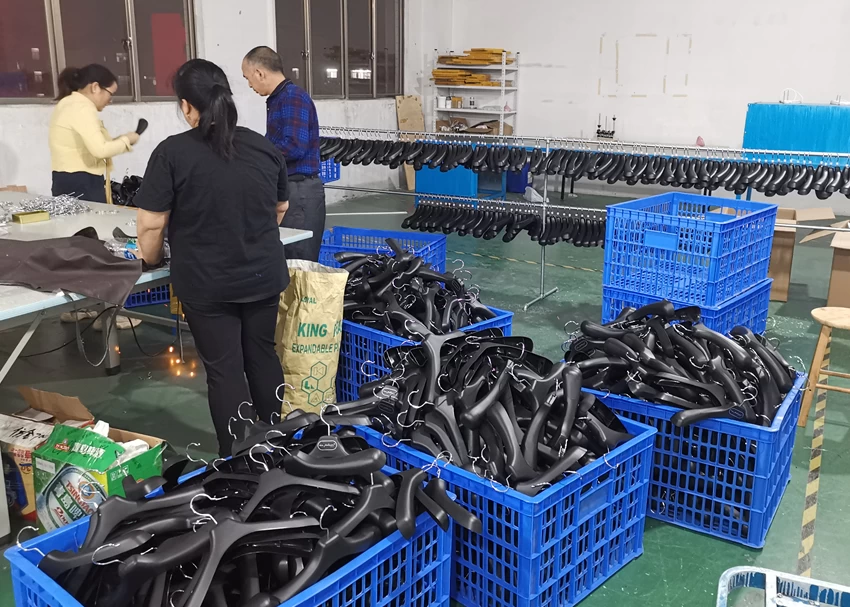 Produktion von Plastikbügel