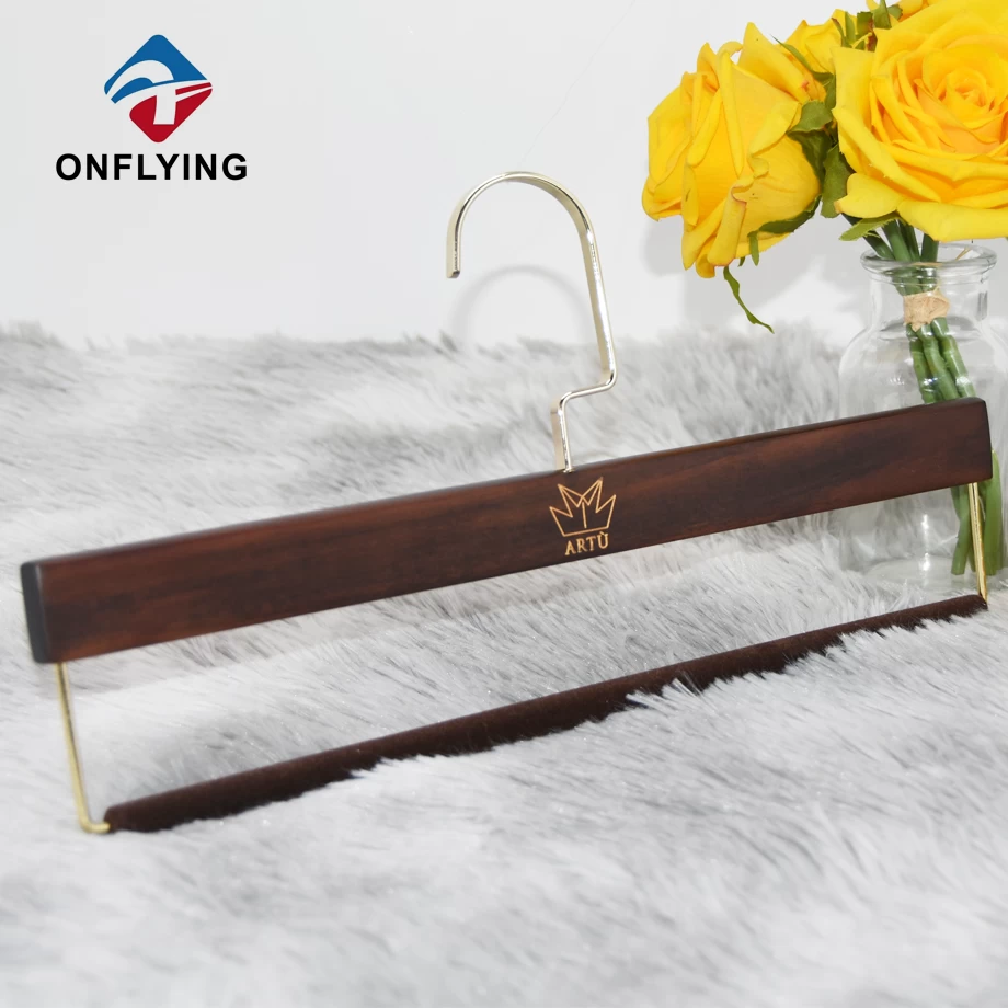 porcelana Boutique Brown Wooden Custom Hangers para pantalones China Factory fabricante