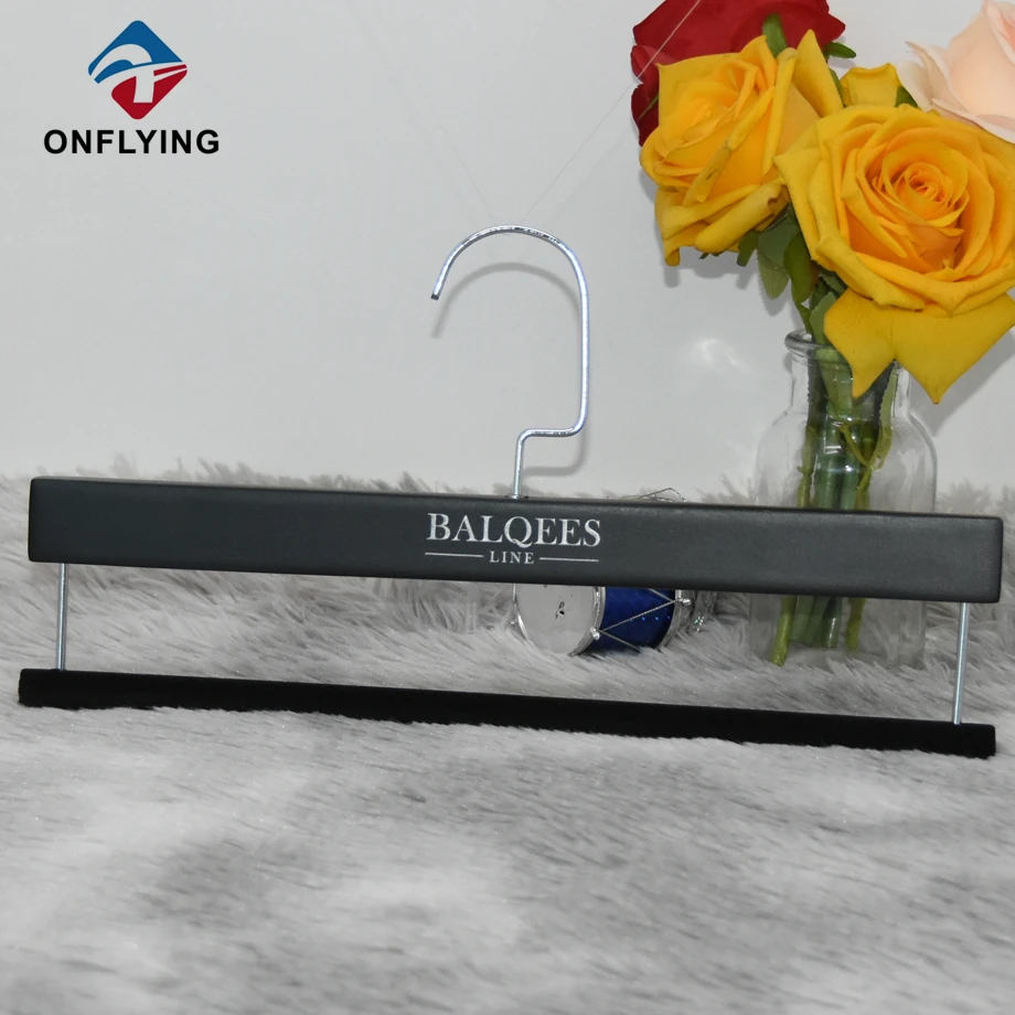 トップエンド耐久性のあるスタイリッシュなカスタムロゴブラック木製パンツハンガーチャイナファクトリー