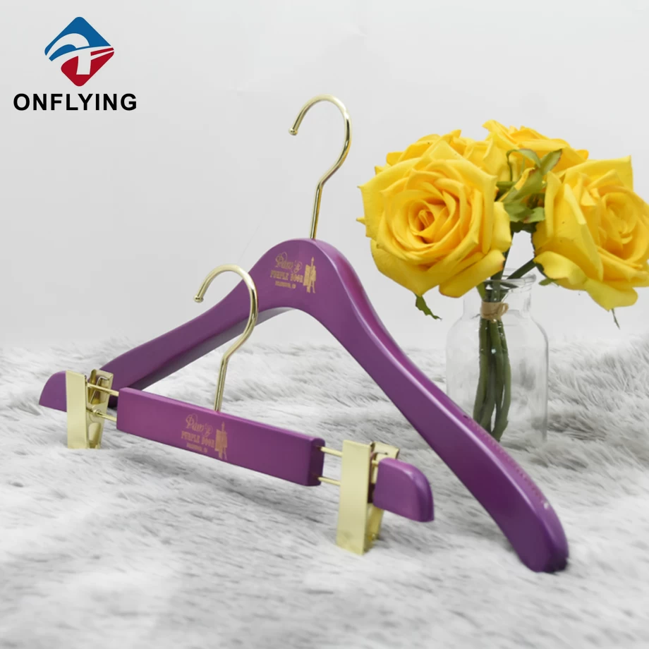 China Cabide de madeira roxo personalizado durável de venda quente para fornecedor da China de roupas fabricante