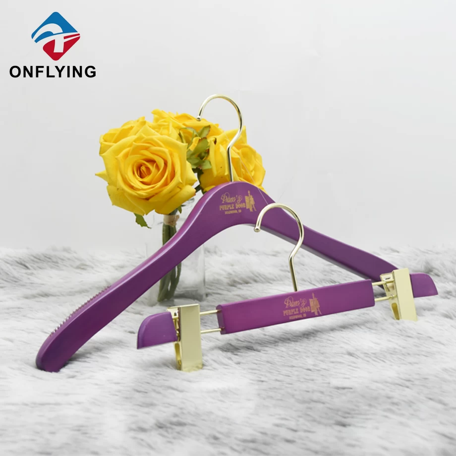 China Conjunto de cabide de madeira roxo personalizado de marca de luxo requintado fornecedor da China fabricante