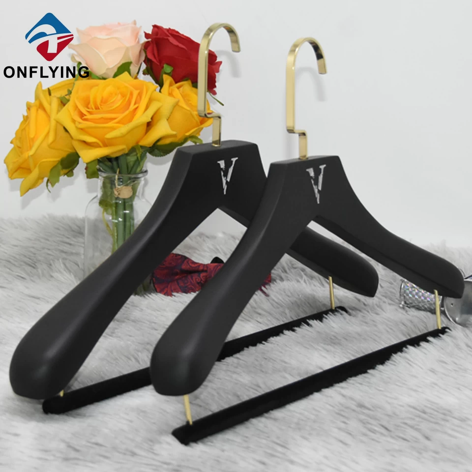 China Fornecedor chinês de cabides de madeira personalizados revestidos de borracha de luxo de alta qualidade fabricante