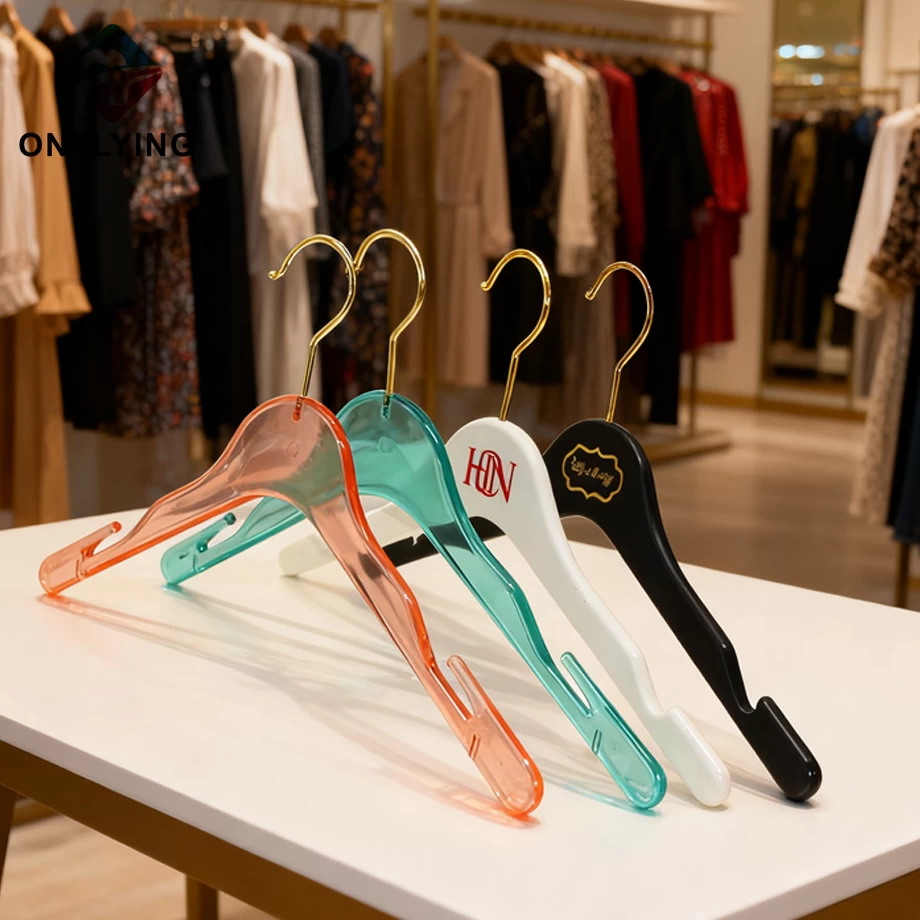 Chine Ensemble de cintres en plastique solide pour robe de mariée, encoche antidérapante colorée personnalisée, usine chinoise fabricant