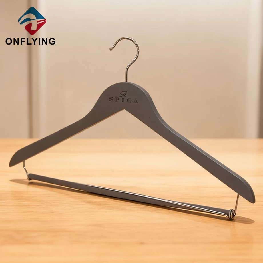 Chine Logo personnalisé durable avec barre métallique, cintres en bois gris pour chemises, usine chinoise fabricant