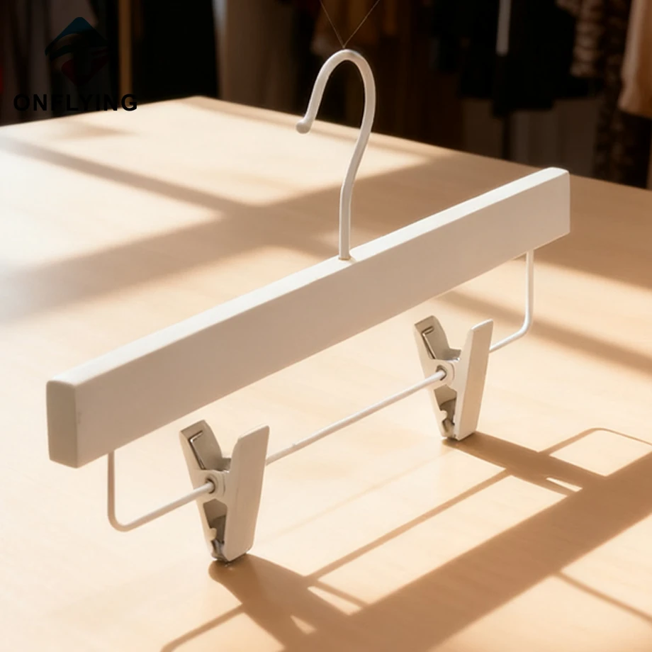 熱い販売のカスタム ロゴの白いクリップ木製パンツ ハンガー中国メーカー