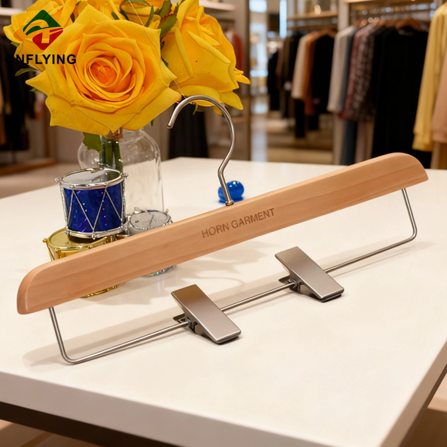 Chine Cintre en bois pour pantalons et pantalons, Clips réglables et élégants, fournisseur chinois fabricant