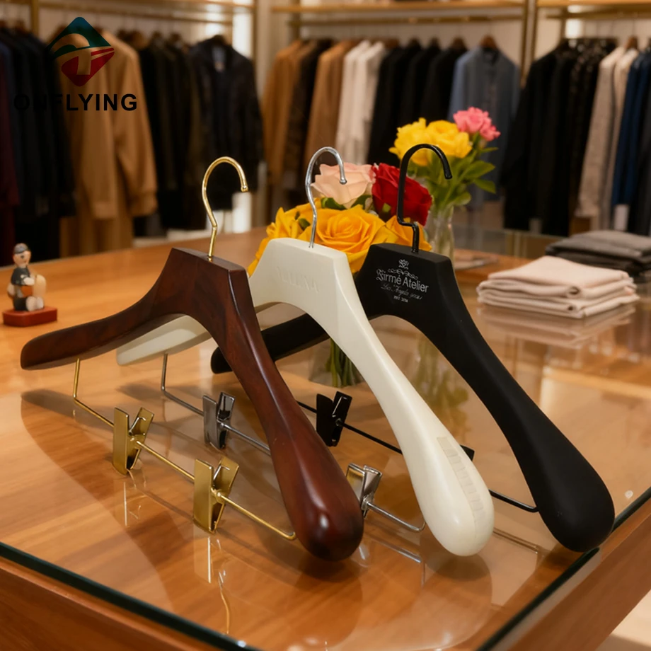 Chine Chine Ensemble de cintres en bois durables pour femme à large épaule de luxe fabricant