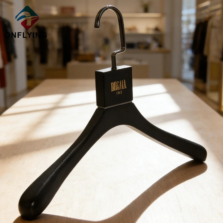 Chine Chine Cintres en bois de frêne avec logo doré gravé de luxe Fabricants fabricant